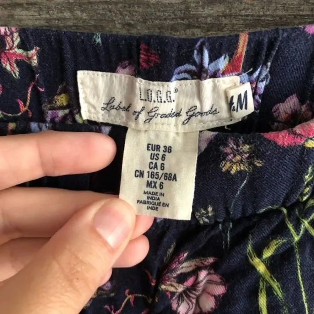 L.o.g.g Size 6 Navy/Floral lightweight ankle length pants - Picture 4 of 5